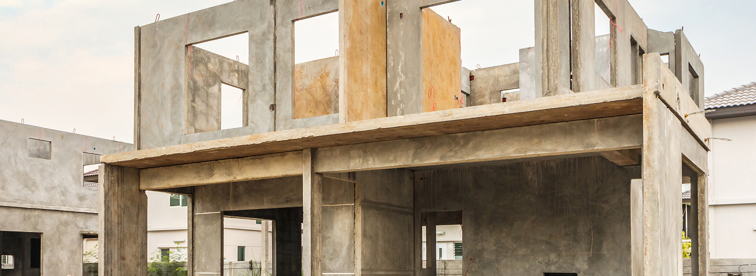 Lucrator specialist efectuand consolidari structurale la o cladire din Cluj-Napoca