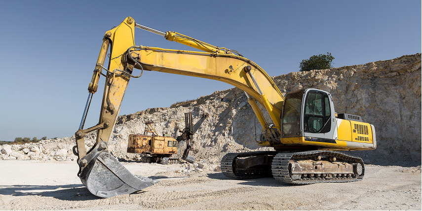 Lucrări de excavare cu excavator pe șantier în Cluj pentru fundații casă