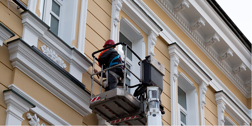 Renovare și vopsire fațadă clădire în Cluj executată de Alpinbist Construct cu materiale premium