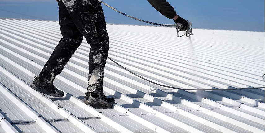 Muncitor Alpinbist Construct aplicând vopsea pe tablă acoperiș casă Cluj