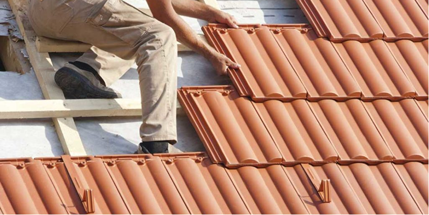 Muncitorii Alpinbist Construct montand tigla ceramica pe acoperis casa din Transilvania