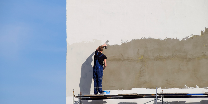 Renovare și vopsire fațadă clădire în Cluj executată de Alpinbist Construct cu materiale premium