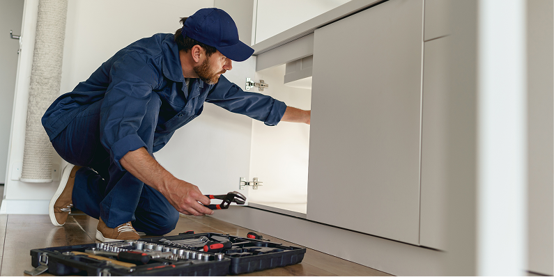 Bucătărie renovată modern cu mobilier alb și blat granit de Alpinbist Construct Cluj